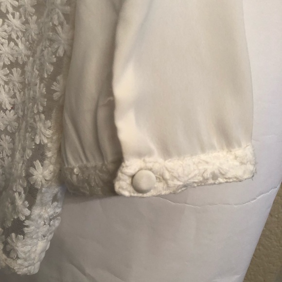 Hinge White Lace Top (m) - Picture 8 of 9